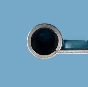 Press-formed hinge achieving true circularity with roundness ±0.2 