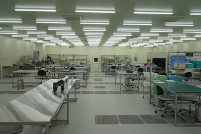 Cleanroom ISO Class 7: Strict maintenance and management of a controlled working environment.