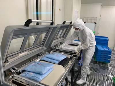 Shipping management using vacuum packaging | A system for delivering cleanroom products in a pure state